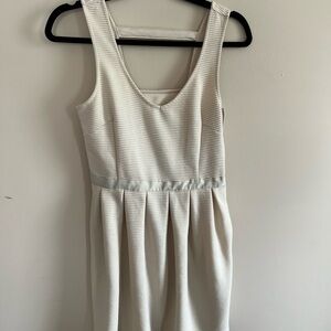 Elegant White Sleeveless Dress